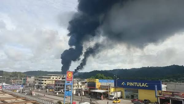 INCENDIO EN LA REFINERÍA ESTATAL DE ESMERALDAS