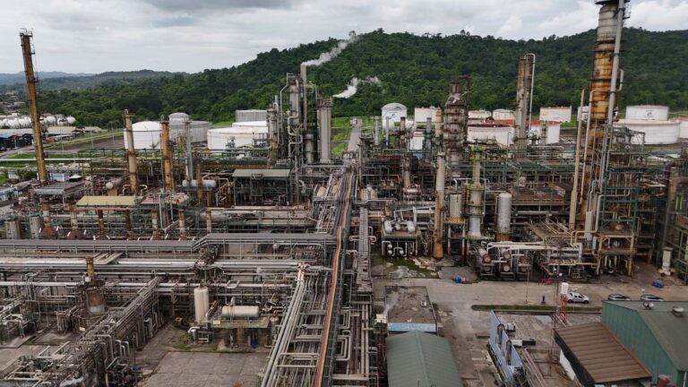 ECUADOR SE QUEDA SIN STOCK DE GASOLINA EXTRA EN LA REFINERÍA DE ESMERALDAS