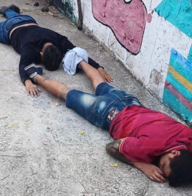 CINCO SUJETOS APREHENDIDOS TRAS PERSECUCIÓN EN MANTA; SE PRESUME QUE IBAN A COMETER UN HECHO VIOLENTO