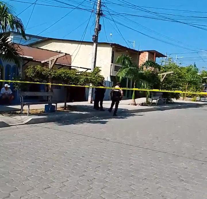 MUJER ES ASESINADA FRENTE AL CEMENTERIO DE JARAMIJÓ EN UN ATAQUE ARMADO A PLENA LUZ DEL DÍA