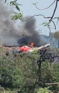AVIÓN CON 242 PERSONAS A BORDO SE ESTRELLA TRAS DESPEGAR EN INDIA: HAY SOBREVIVIENTES
