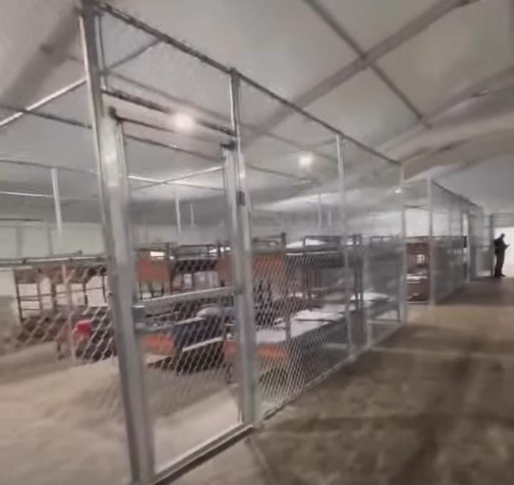 TRUMP VISITA CENTRO DE DETENCIÓN MIGRATORIA “ALLIGATOR ALCATRAZ” EN FLORIDA Y LANZA COMENTARIOS SARCÁSTICOS