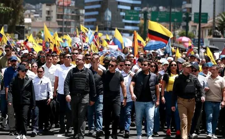 PRESIDENTE NOBOA ENCABEZA MARCHA HACIA LA CORTE CONSTITUCIONAL EN DEFENSA DE LEYES CONTRA LA INSEGURIDAD