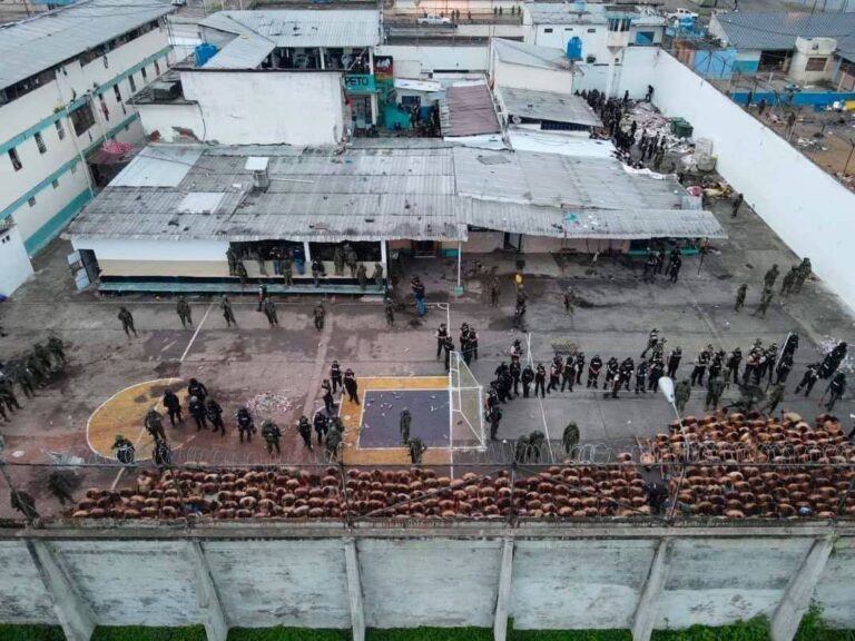 Policía confirma 16 muertos y 14 heridos en masacre carcelaria en Machala